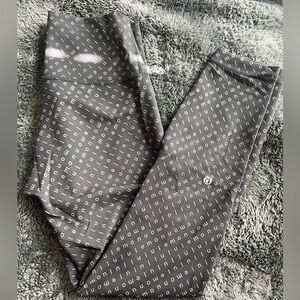 Lululemon Wunder Under leggings
size 6
Worn twice otherwise still brand new